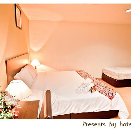 Sayang Hotel Кулаи Экстерьер фото